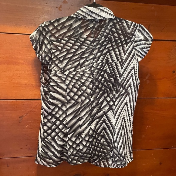 NWT Worthington Woman’s black and white abstract cap sleeve blouse size PL - Picture 5 of 8